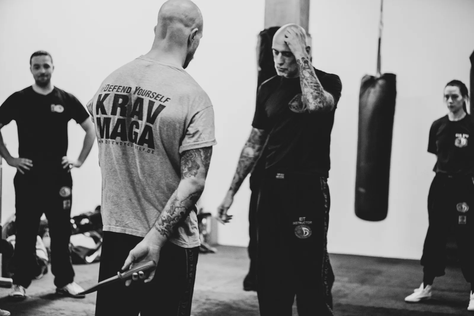 Zwei Trainierende üben eine Messerabwehr-Technik im Krav-Maga-Training