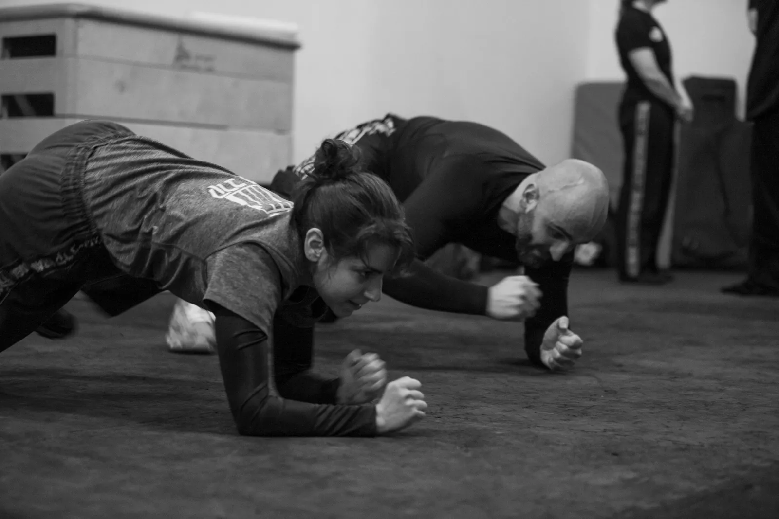 Trainierende beim Konditionstraining auf dem Mattenboden